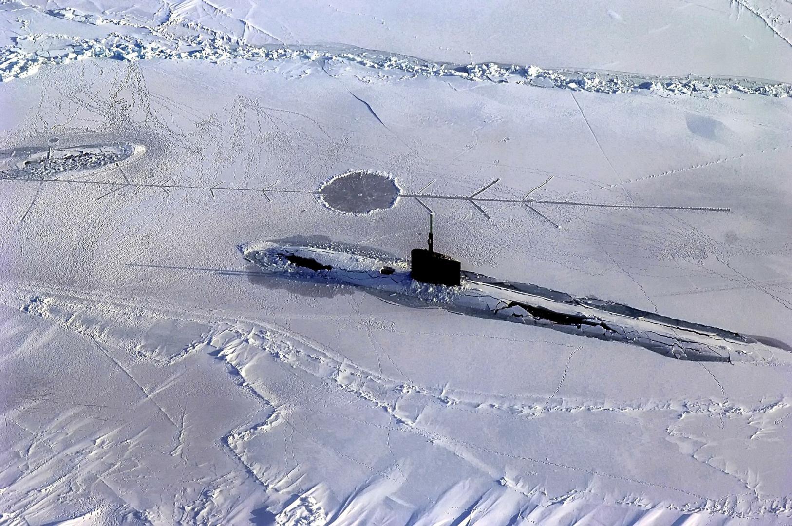 Submarine in the Arctic Ocean. Image by David Mark, Pixabay